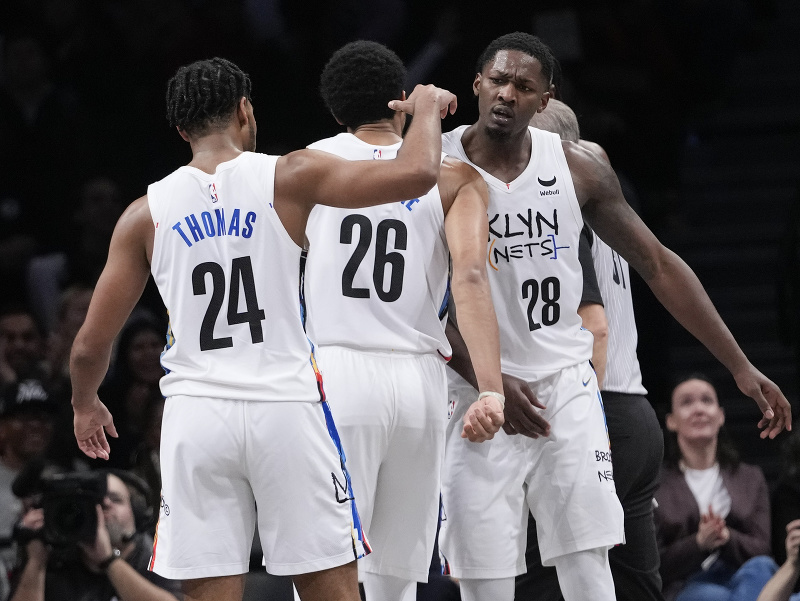 Basketbalisti Brooklynu reagujú počas zápasu NBA