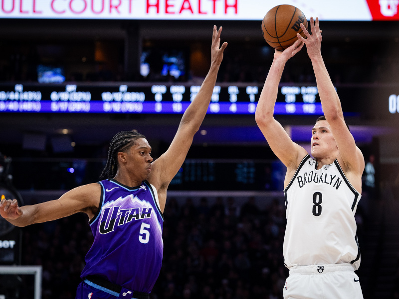 Ruský basketbalista Jegor Ďomin z Brooklynu (vpravo)