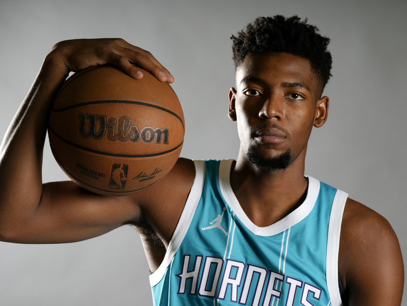Americký basketbalista Brandon Miller (Charlotte Hornets) počas mediálneho dňa NBA