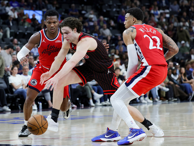 Rozohrávač Chicago Bulls Josh Giddey (v strede) útočí na rozohrávačov Los Angeles Clippers Bennedicta Mathurina (vľavo) a Jordana Millera