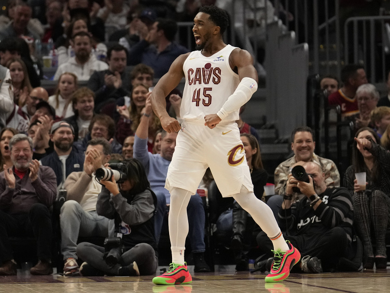 Donovan Mitchell (45) z Clevelandu Cavaliers a jeho víťazné gesto