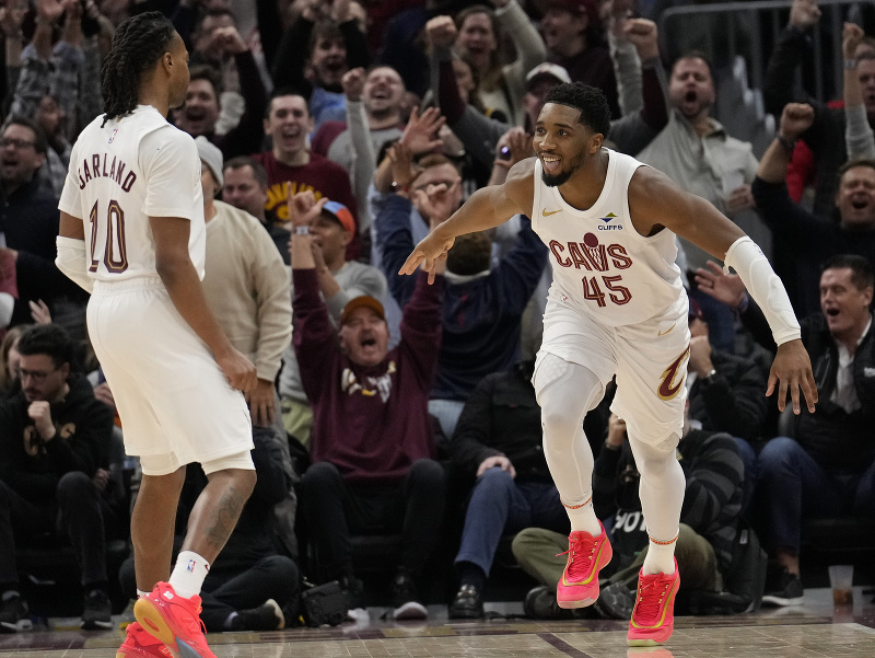 Basketbalisti Clevelandu Donovan Mitchell a Darius Garland