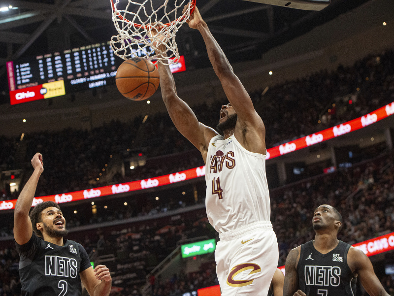 Evan Mobley (4) z Clevelandu Cavaliers smečuje na kôš