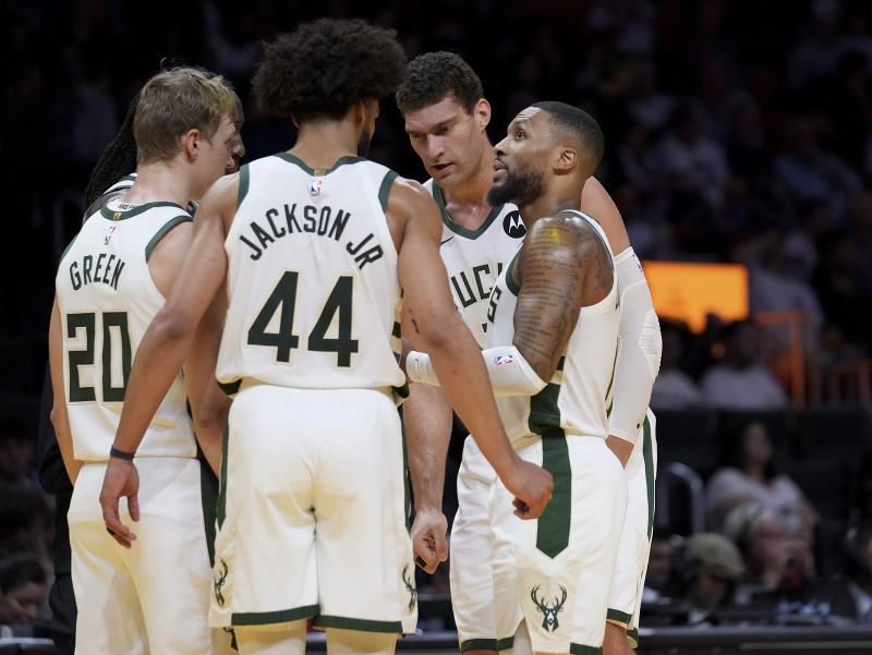 Damian Lillard (vpravo) potiahol Milwaukee za víťazstvom