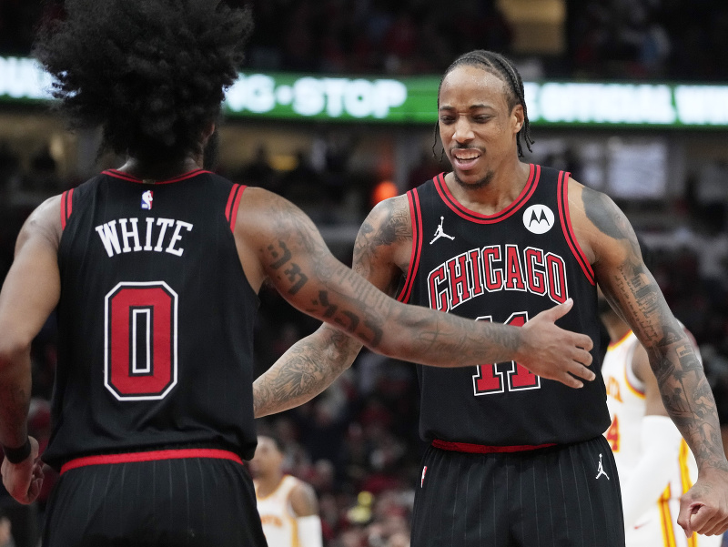 Coby White (vľavo) a DeMar DeRozan z Chicaga sa radujú z úspešnej bodovej akcie