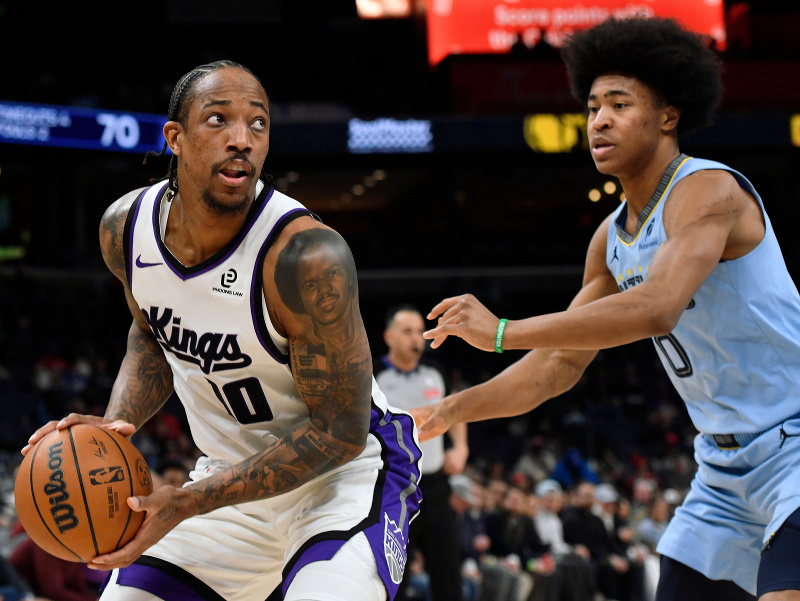 DeMar DeRozan (10) proti brániacemu Jaylenovi Wellsovi (0)