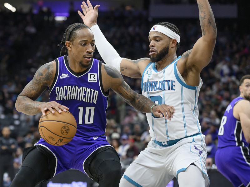 DeMar DeRozan sa snaží prejsť cez Milesa Bridgesa