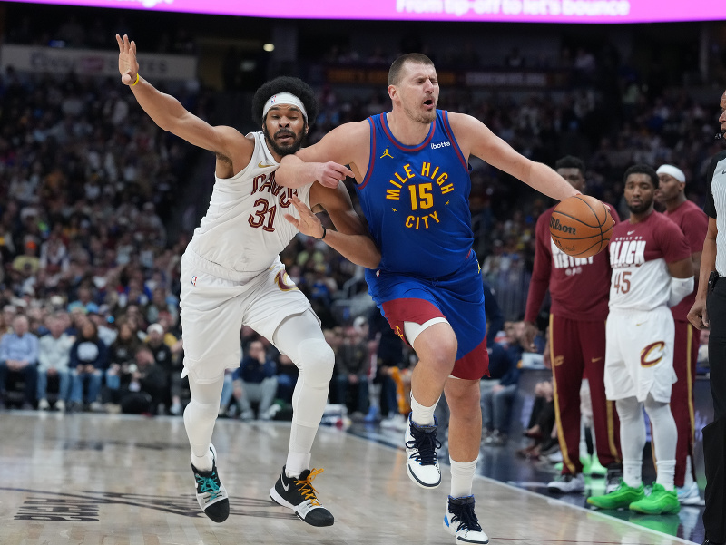 Jarrett Allen bráni Nikolu Jokića