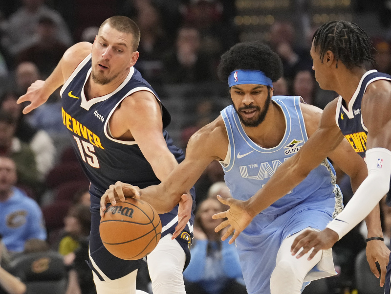 Nikola Jokič (Denver) sa snaží zobrať loptu Jarretta Allena (Cleveland)