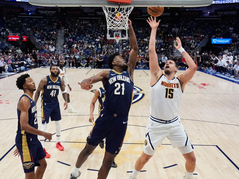 Nikola Jokič (15) z Denveru útočí na kôš New Orleans