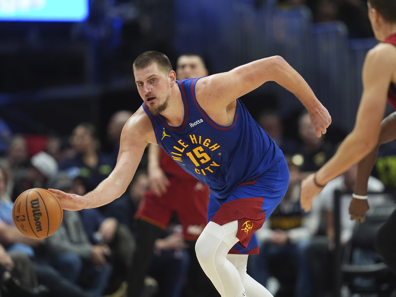  Nikola Jokič (15) z Denveru v zápase zámorskej NBA proti Miami