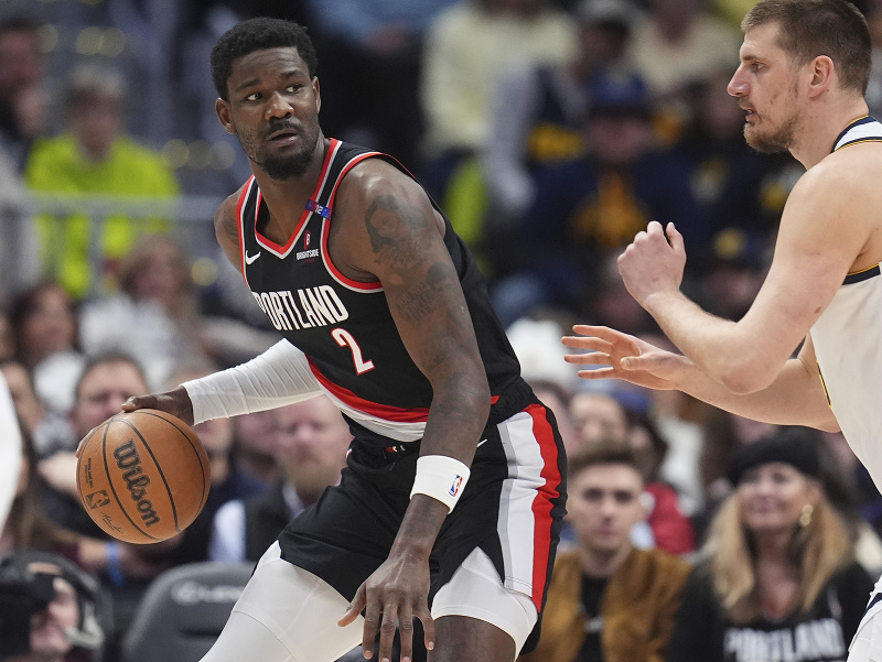 DeAndre Ayton (s loptou) a Nikola Jokič v súboji
