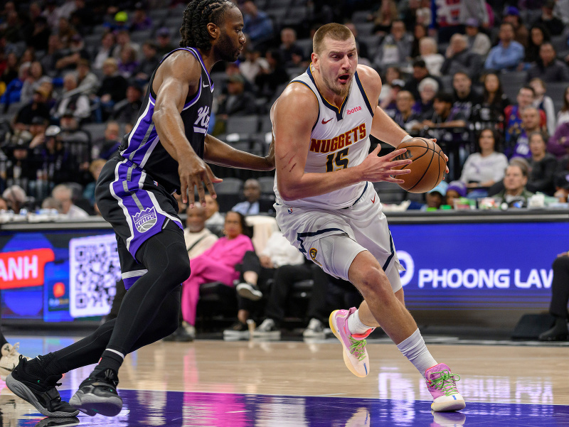 Srbská basketbalová hviezda Nikola Jokić, vľavo Precious Achiuwa zo Sacramenta Kings