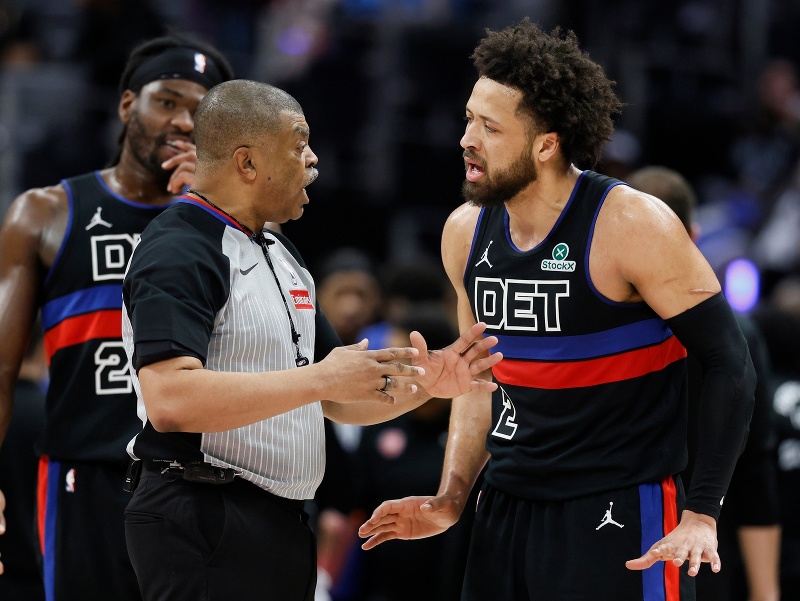 Cade Cunningham počas debaty s rozhodcom