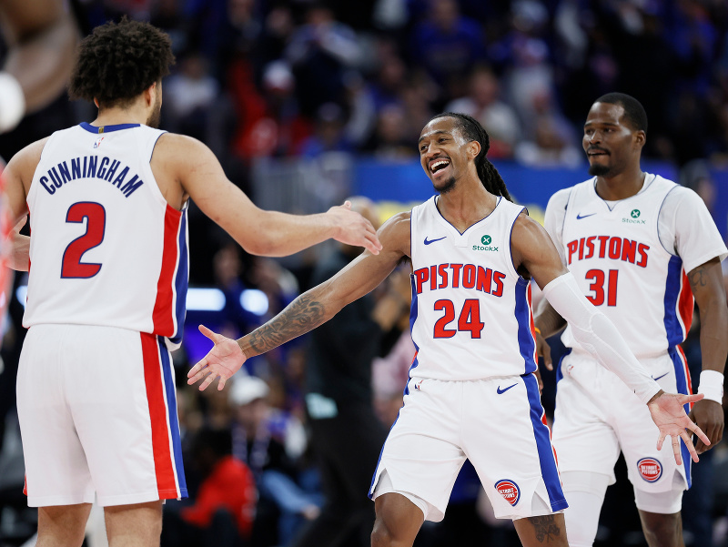 Hráči Detroitu Pistons sa tešia - zľava Cade Cunningham, Daniss Jenkins a Javonte Green