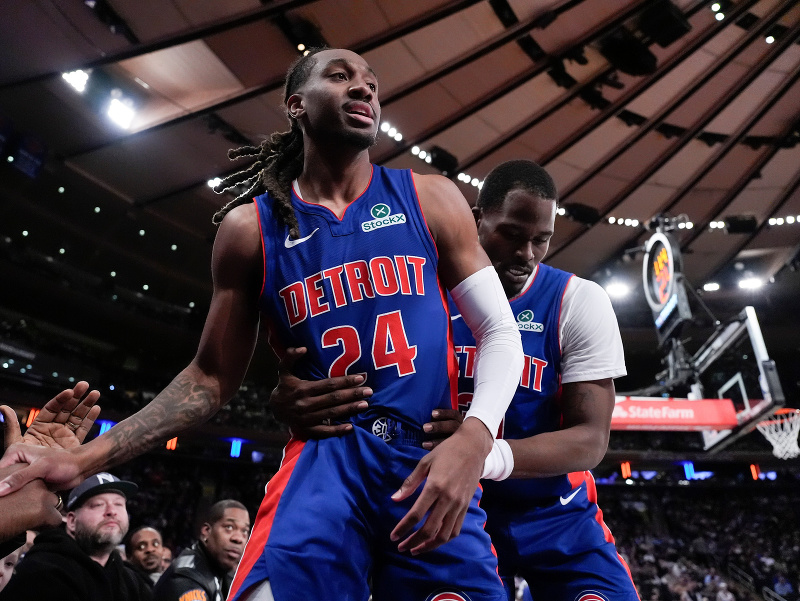 Daniss Jenkins (24) z Detroitu Pistons