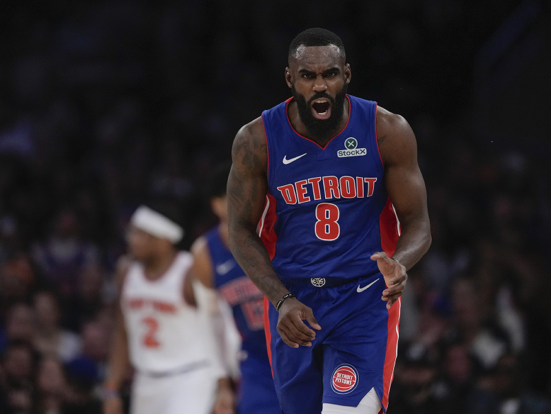 Tim Hardaway Jr. (8) z Detroitu Pistons reaguje počas zápasu