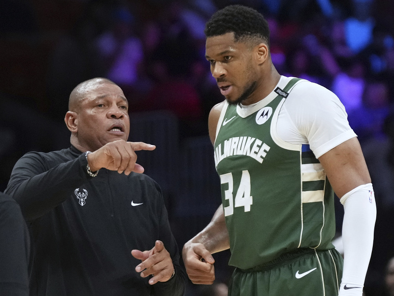 Tréner Doc Rivers a Giannis Antetokounmpo 