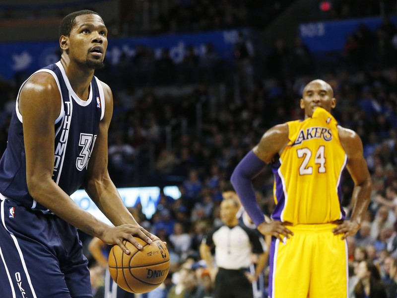 Kobe Bryant (24) sleduje Kevina Duranta (35).