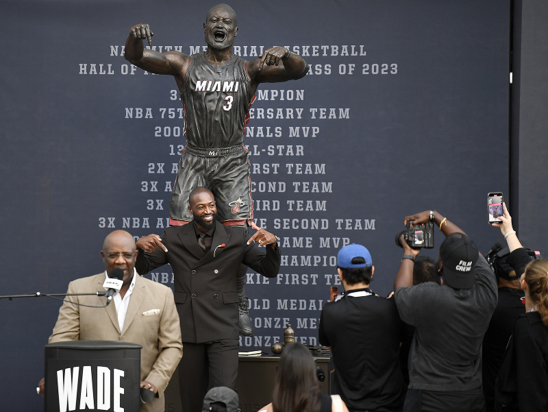 V Miami odhalili sochu Dwyanea Wadea, ikony miestnych basketbalových Heat