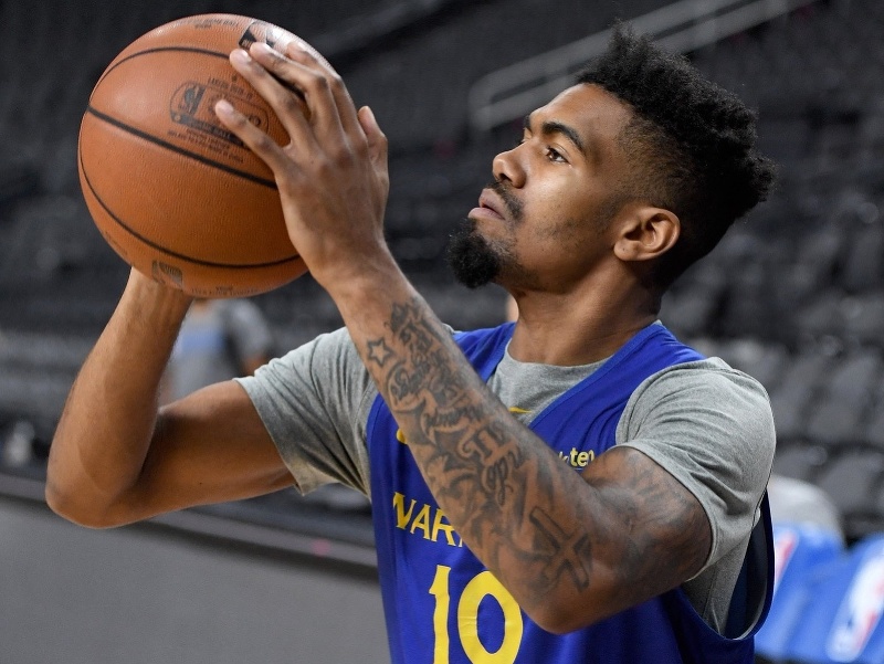 Americký basketbalista Jacob Evans v drese Golden State