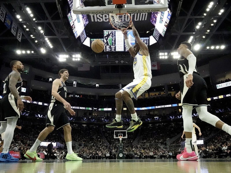 Lester Quinones z Golden State Warriors smečuje na kôš