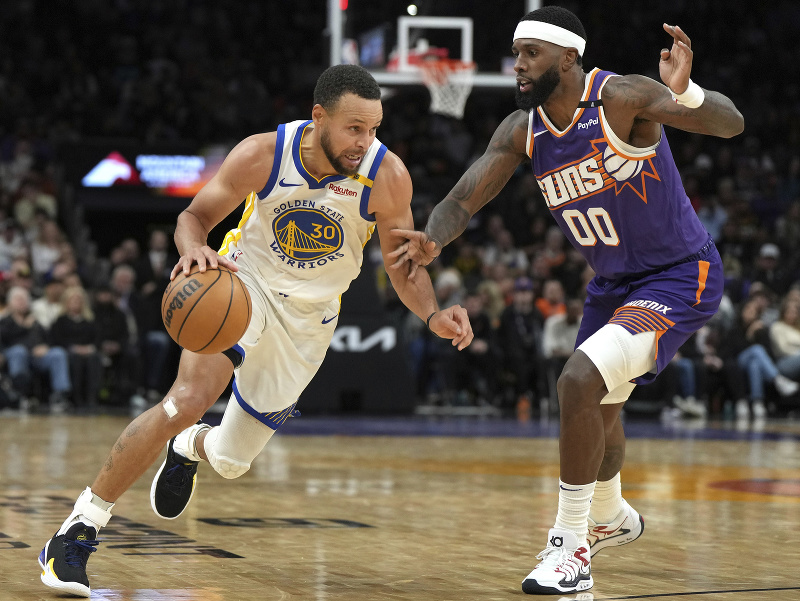 Stephen Curry a Royce O'Neale