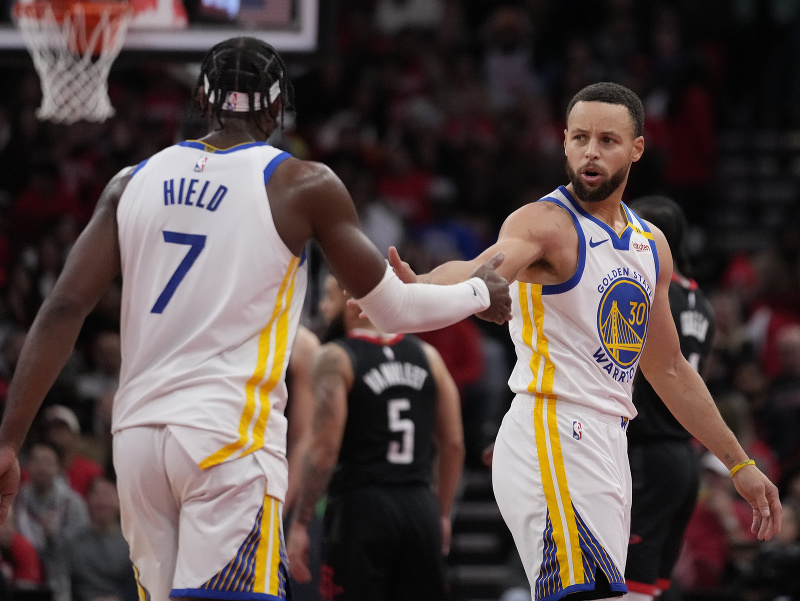 Stephen Curry si tľapká s Buddym Hieldom počas zápasu NBA
