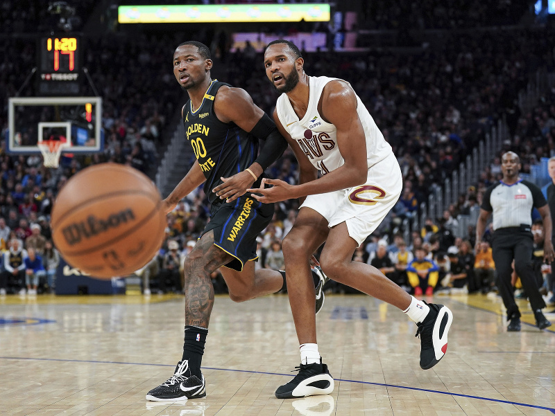 Jonathan Kuminga a Evan Mobley v súboji o loptu