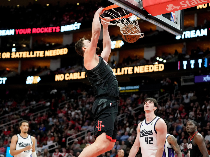 Alperen Sengun z tímu Houston Rockets smečuje na kôš počas zápasu NBA