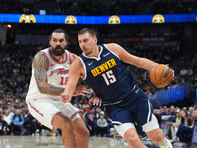 Nikola Jokić a Steven Adams v súboji