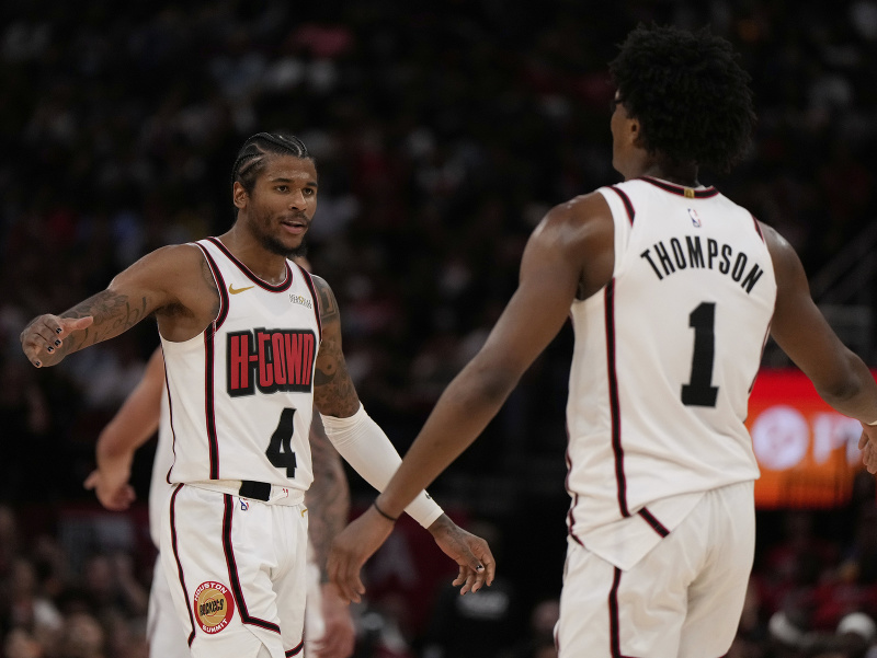Jalen Green (4) oslavuje s Amenom Thompsonom (1) 