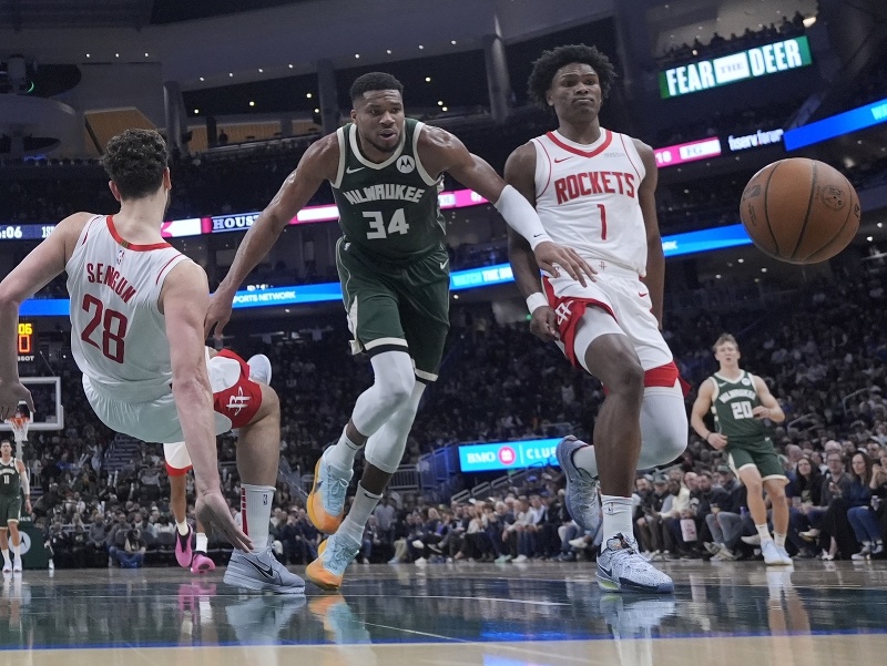 Zľava Alperen Sengun, Giannis Antetokounmpo (Milwaukee) a Amen Thompson