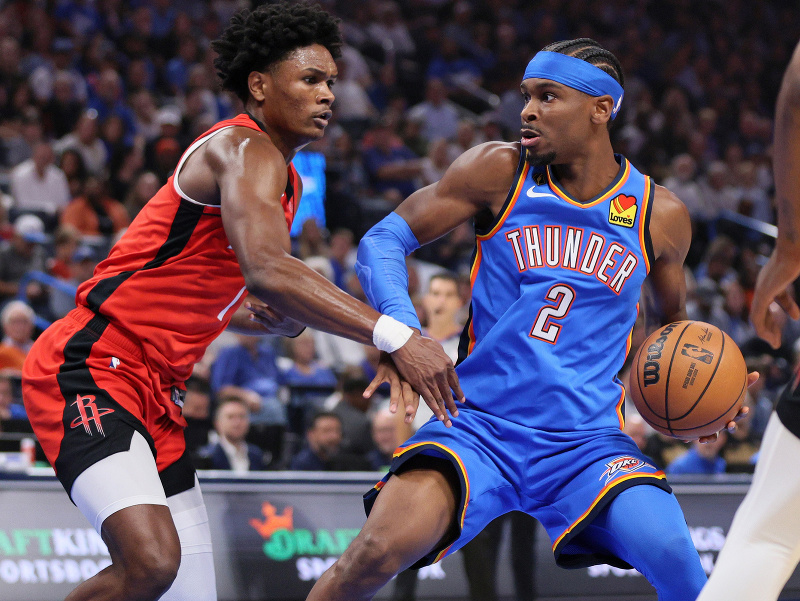 Amen Thompson (Houston) a Shai Gilgeous-Alexander v súboji