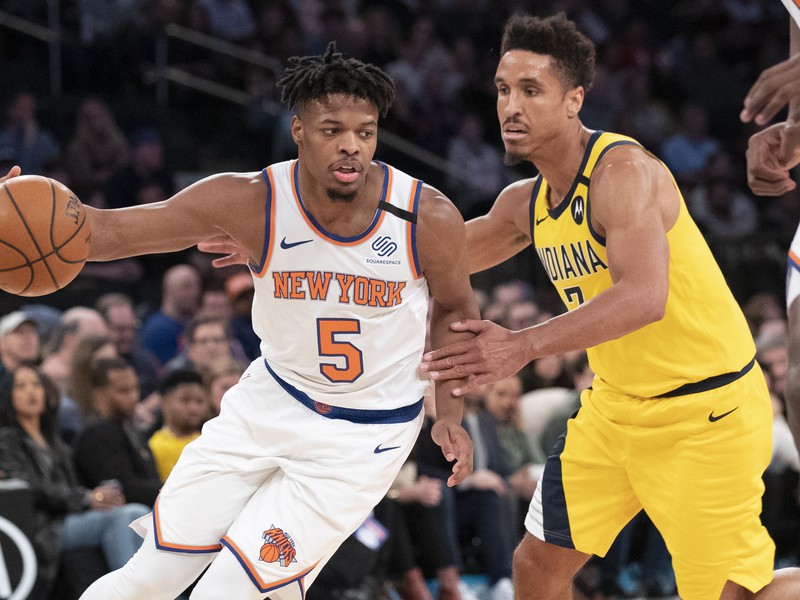 Na snímke Malcolm Brogdon z Indiany Pacers v súboji s Dennisom Smithom z NY Knicks