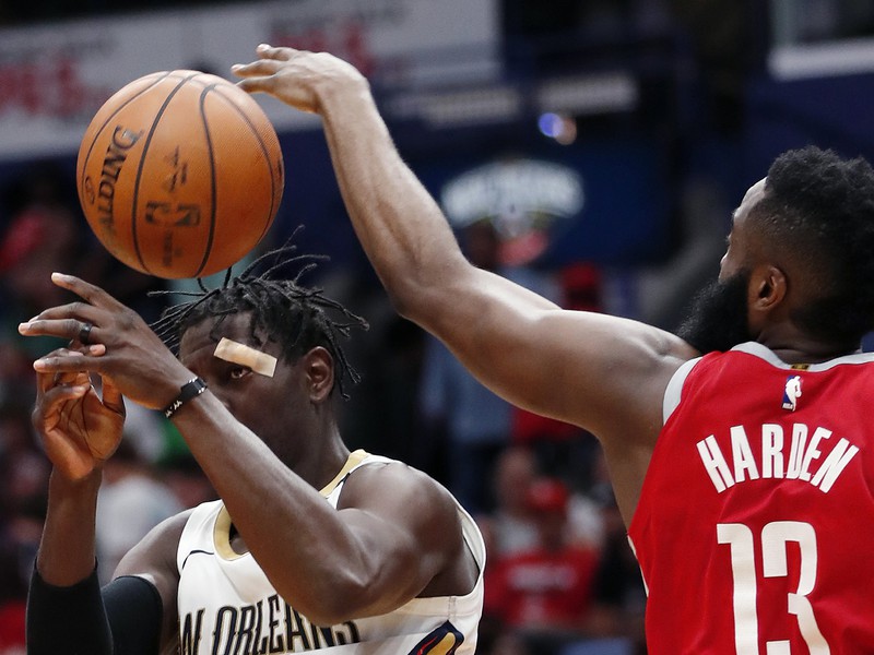 Jrue Holiday (11) a James Harden (13) v súboji o loptu