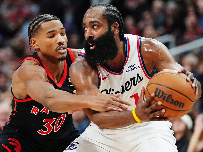 Na snímke hráč tímu Los Angeles Clippers James Harden (vpravo) a hráč Toronta Ochai Agbaji bojujú o loptu