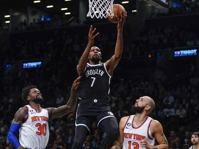 Kevin Durant skóruje na kôš Knicks