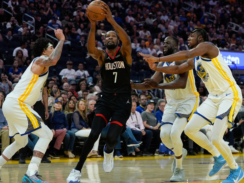 Krídelník tímu Houston Rockets Kevin Durant (v strede) posúva loptu pomedzi krídelníkov Golden State Warriors Guiho Santosa (vľavo) a Draymonda Greena.