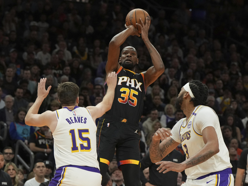 Kevin Durant (Phoenix) strieľa cez hráčov Lakers