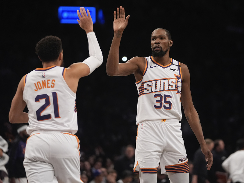 Kevin Durant a Tyus Jones z Phoenixu Suns