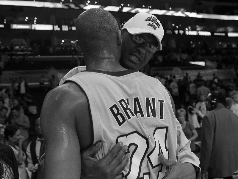Joe Bryant objíma svojho syna Kobeho