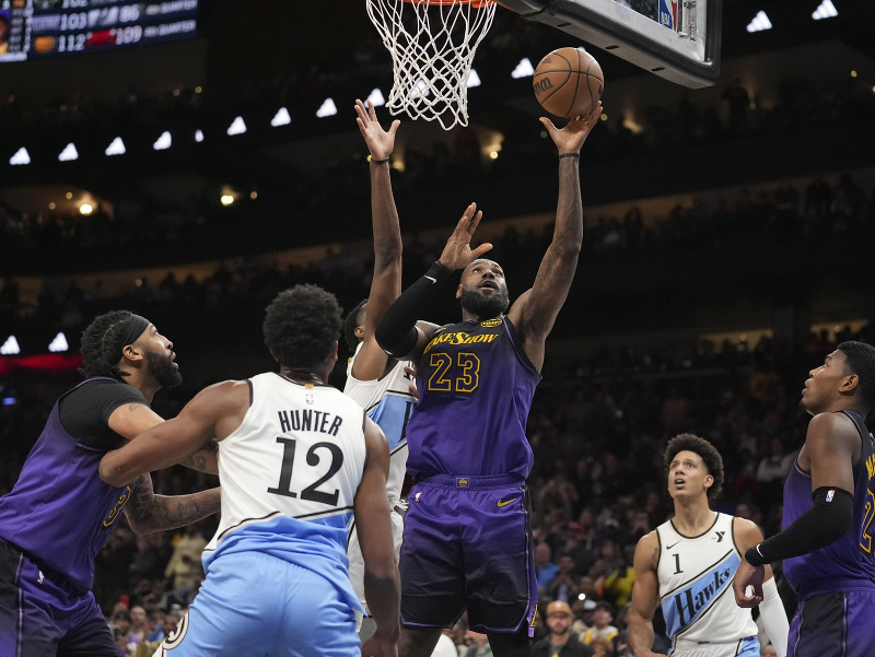 LeBron James zakončuje na kôš Atlanty