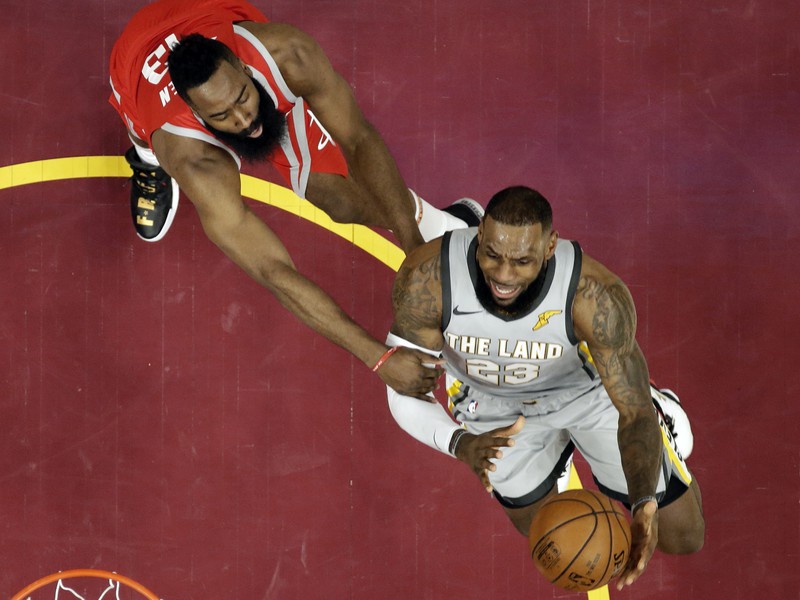 LeBron James a James Harden v súboji