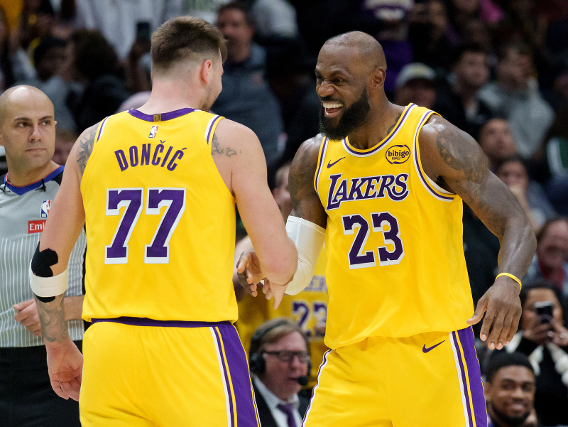 LeBron James a Luka Dončić sa radujú