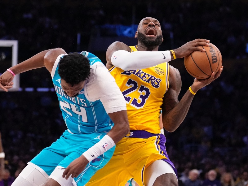 LeBron James a Brandon Miller v zápase Lakers proti Charlotte