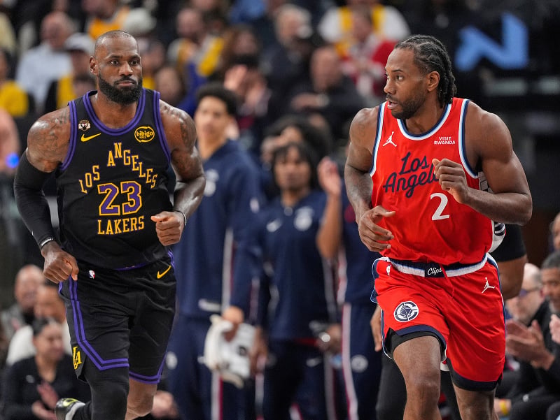 LeBron James a Kawhi Leonard vo vzájomnom zápase Clippers - Lakers