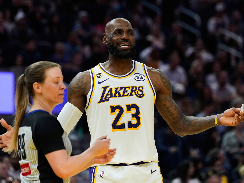 LeBron James (23) počas druhého polčasu basketbalového zápasu NBA proti Golden State Warriors