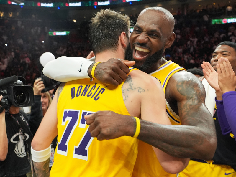 LeBron James v objatí s Lukom Dončičom