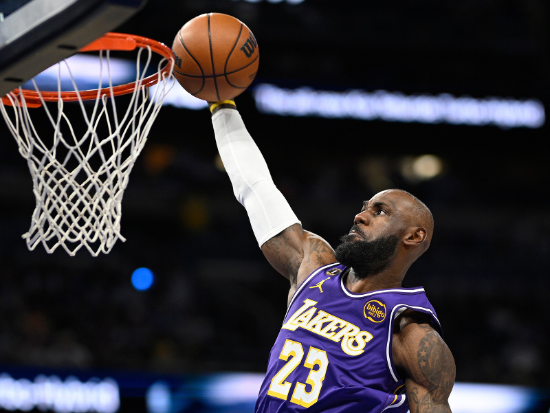 Lebron James z Los Angeles Lakers strieľa kôš počas zápasu zámorskej NBA Orlando Magic - Los Angeles Lakers 